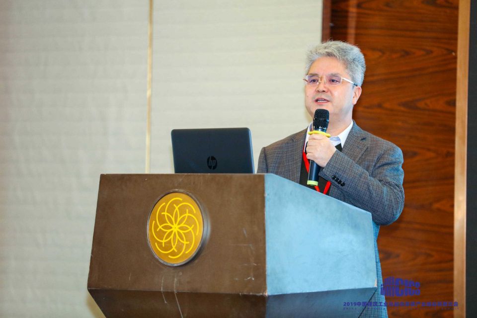 優(yōu)秀教職工——曹萬智